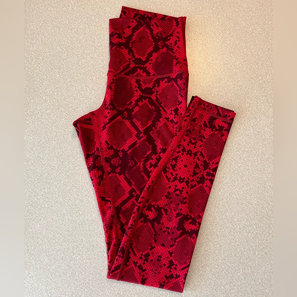 Lululemon Wunder Under Hi-Rise Size 8 in Ziggy Snake Red Tide Cranberry